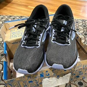 New Brooks Trace 2 Women’s Sneakers size 10
